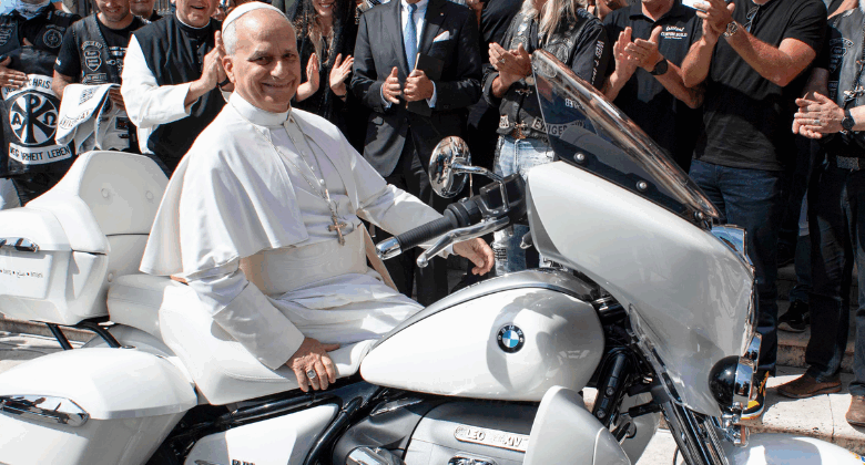 El papa León XIV recibe una BMW que ahora apoyará a niños africanos