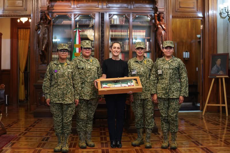 En 10 días, mujeres militares bordaron a mano la Banda Presidencial de Sheinbaum