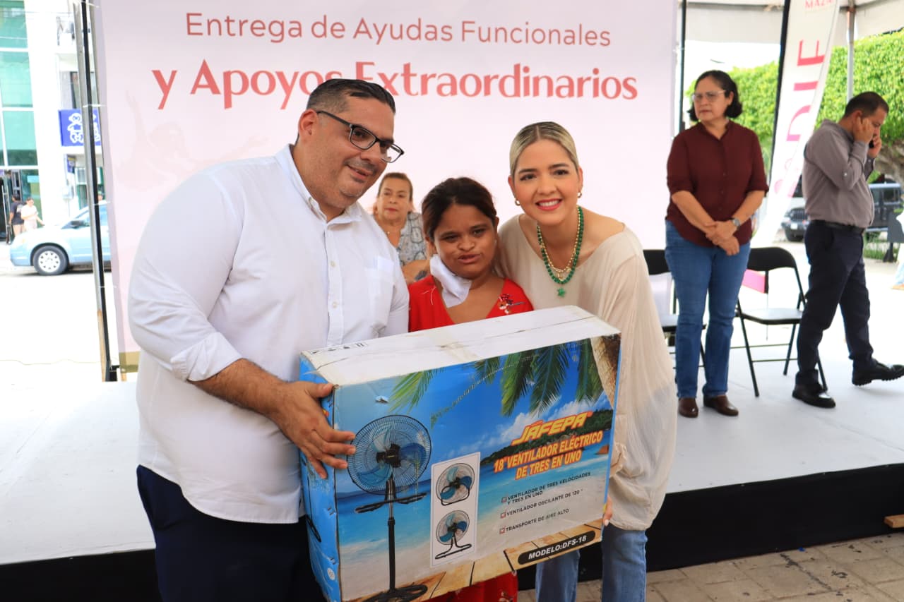 Entrega de apoyos por parte del Gobierno Municipal y DIF Mazatlán.