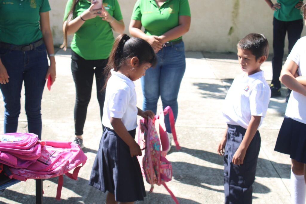 Entregan materiales y útiles escolares a niños de escuela primaria en Choix