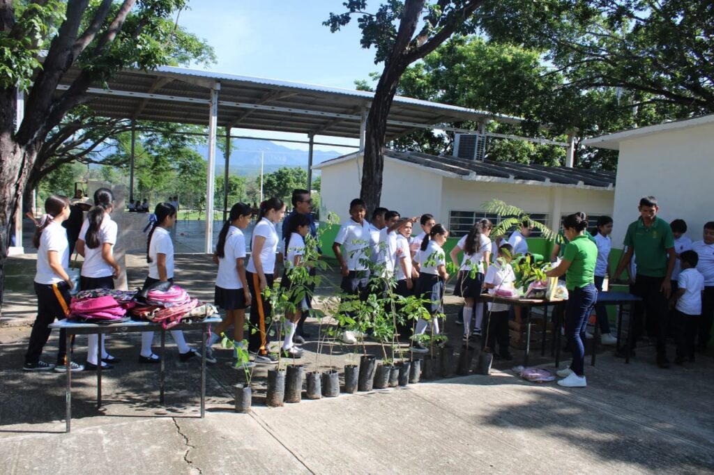 Entregan materiales y útiles escolares a niños de escuela primaria en Choix