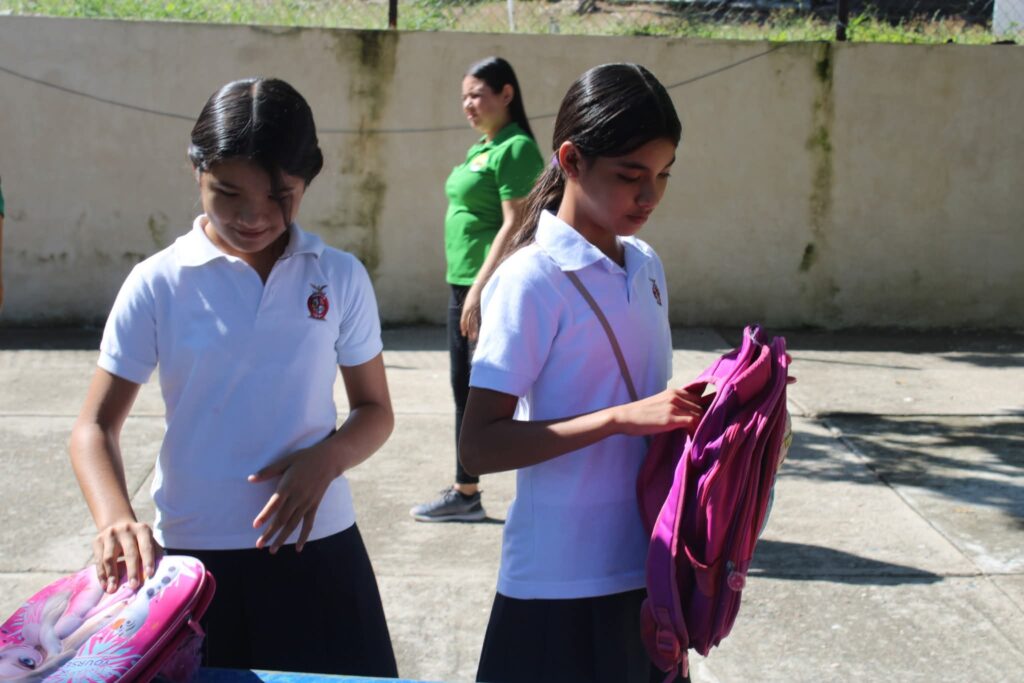 Entregan materiales y útiles escolares a niños de escuela primaria en Choix