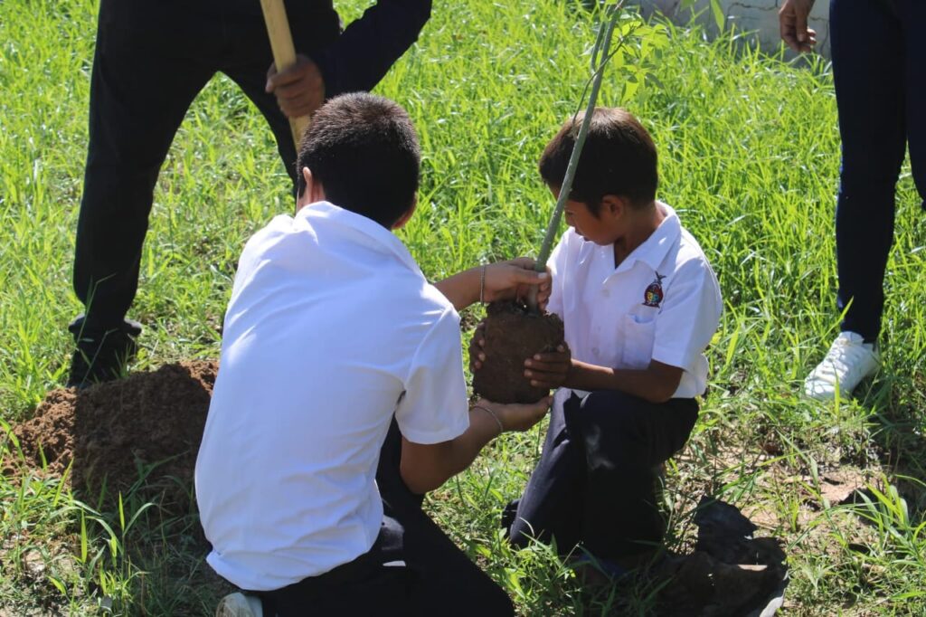 Entregan materiales y útiles escolares a niños de escuela primaria en Choix