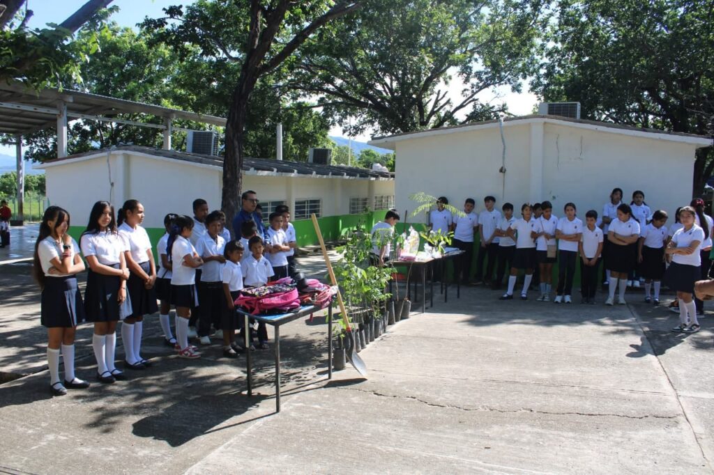 Entregan materiales y útiles escolares a niños de escuela primaria en Choix