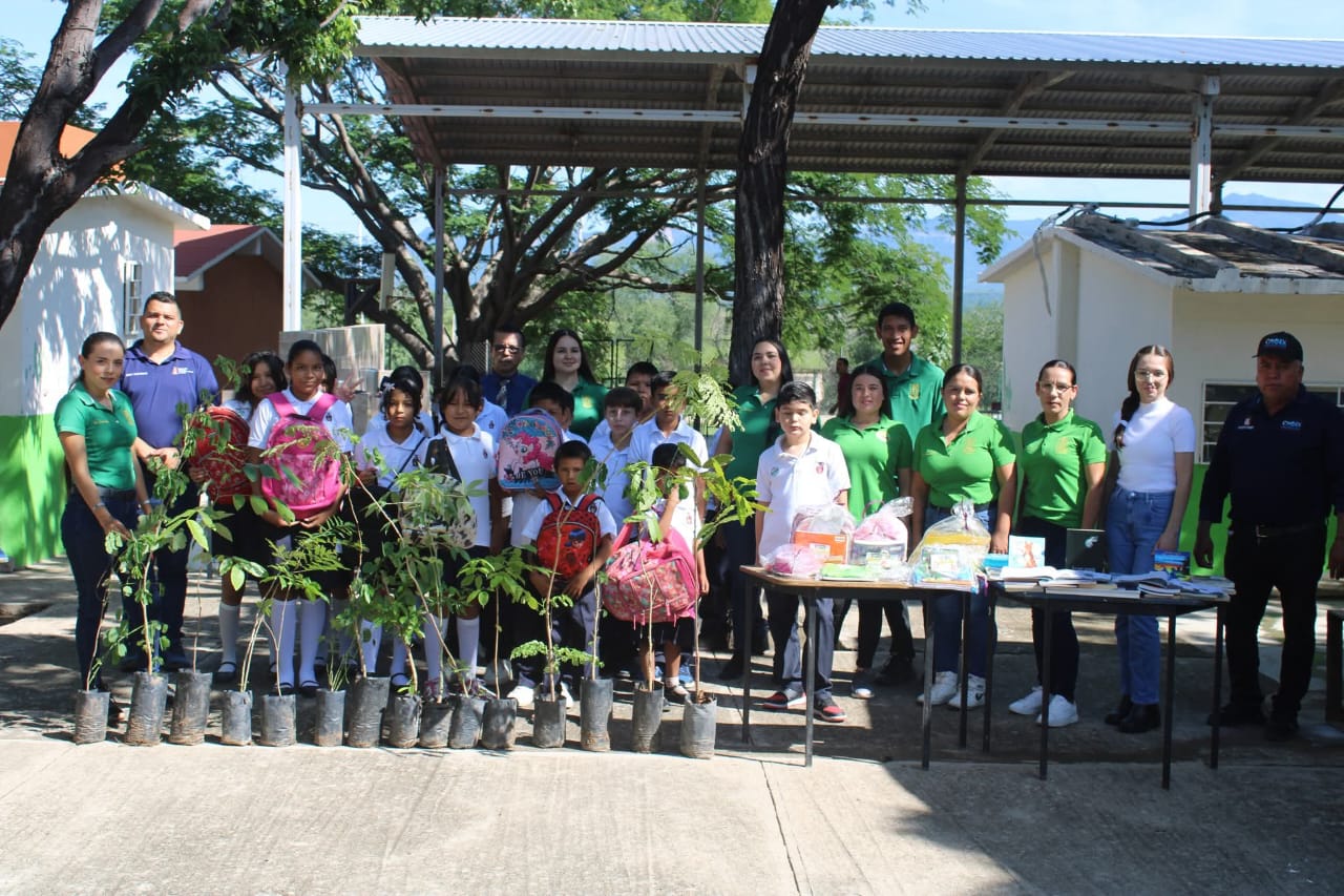 Entregan materiales y útiles escolares a niños de escuela primaria en Choix