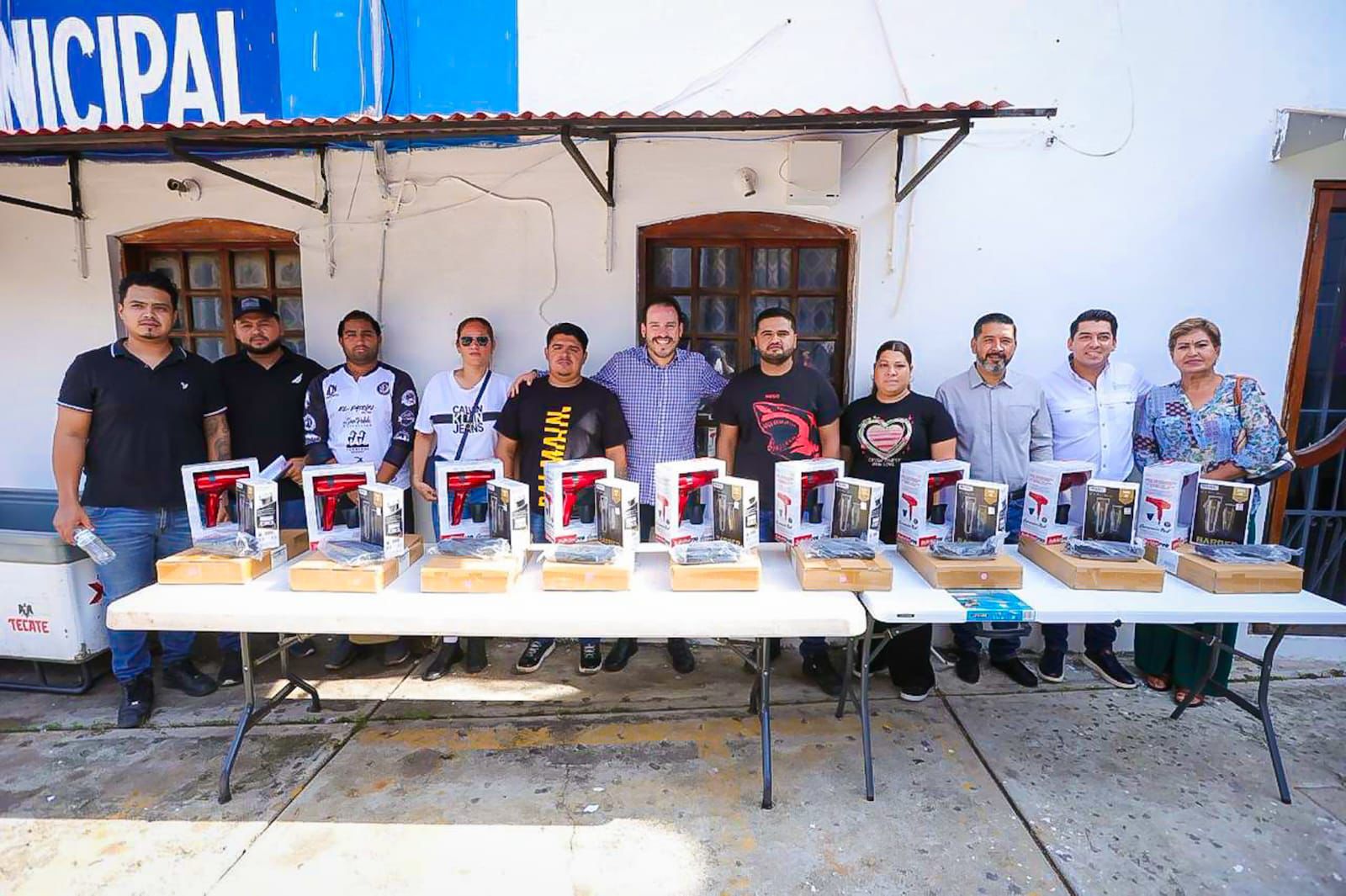 Entrega de equipos por parte del programa Equipa Sinaloa en Concordia.