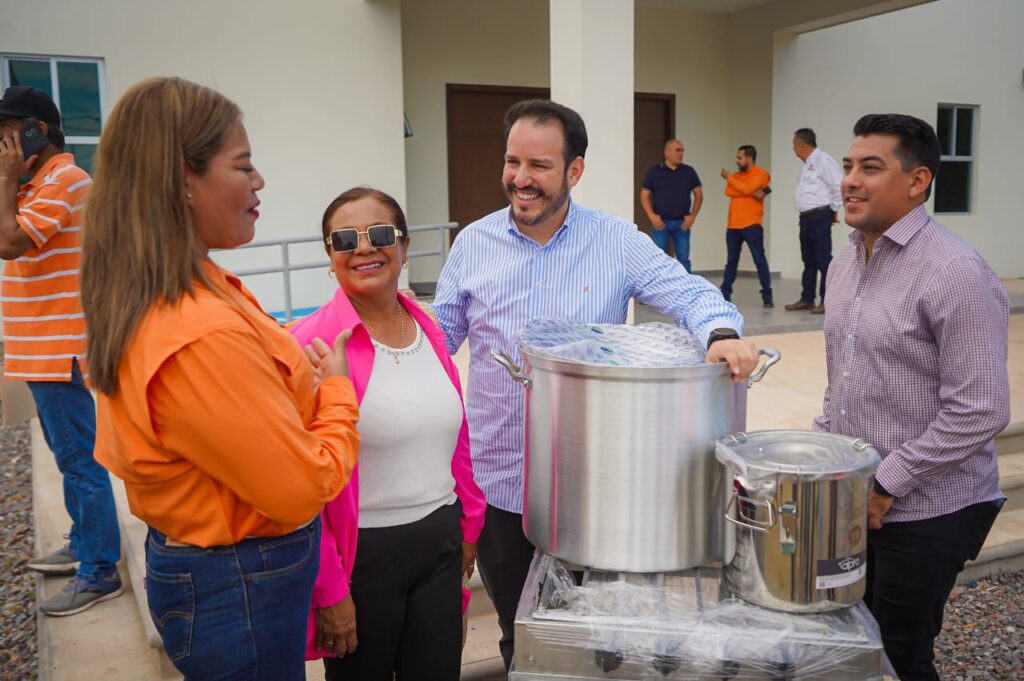 Equipa Sinaloa entrega apoyos a microempresarios de Juan José Ríos