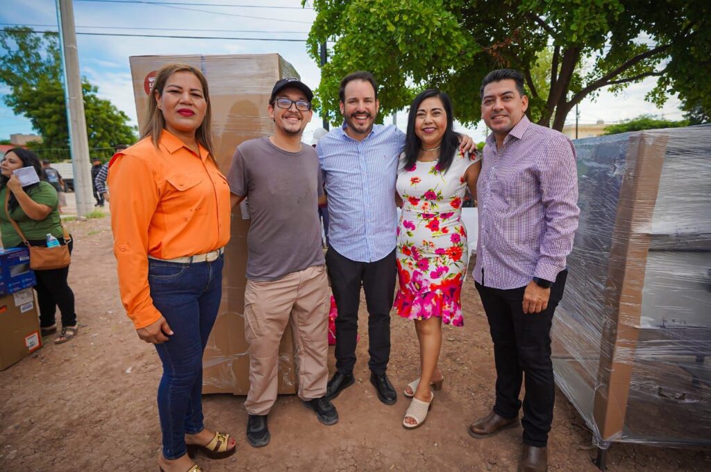 Equipa Sinaloa entrega apoyos a microempresarios de Juan José Ríos