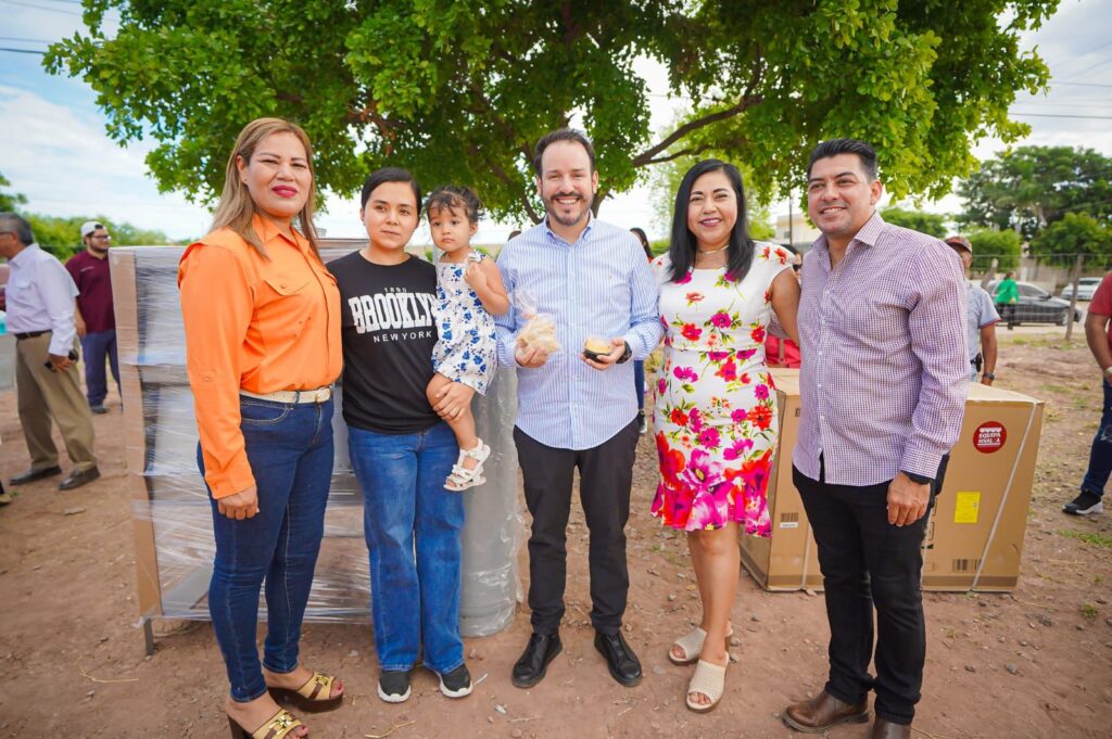 Equipa Sinaloa entrega apoyos a microempresarios de Juan José Ríos