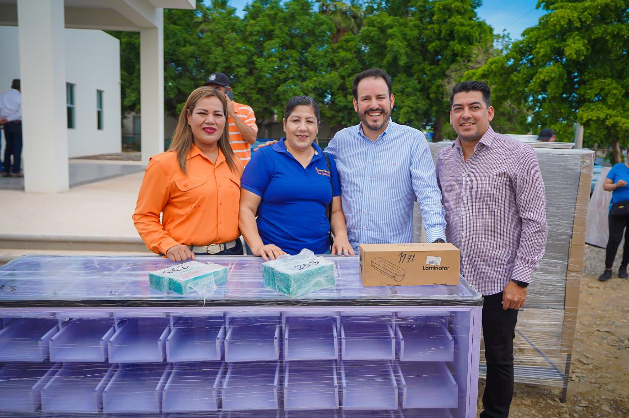 Equipa Sinaloa entrega apoyos a microempresarios de Juan José Ríos