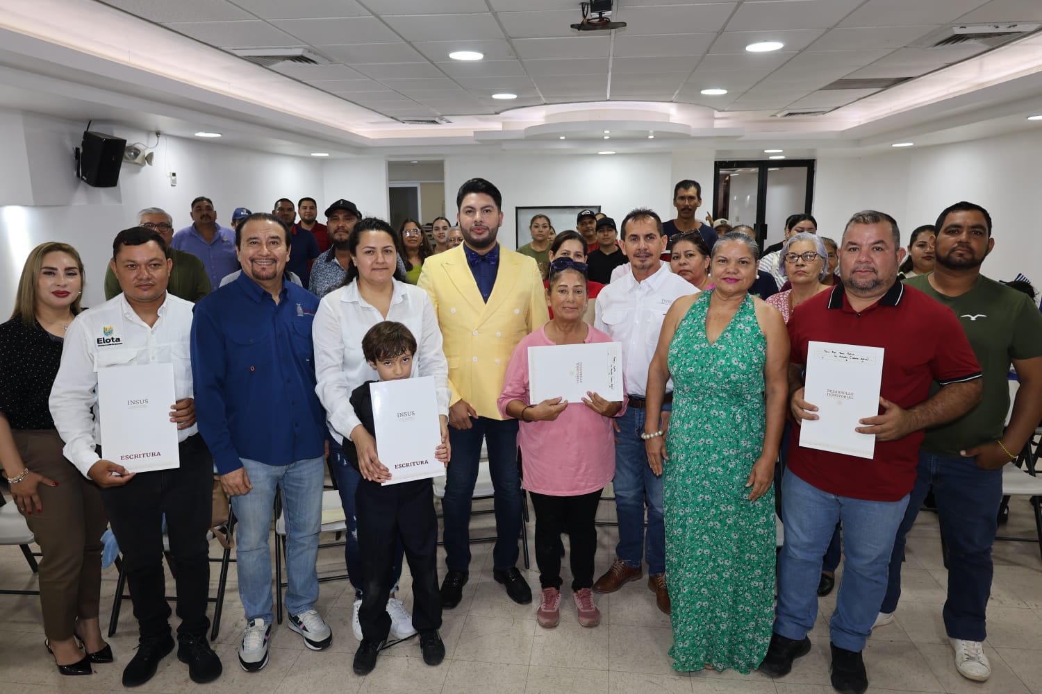Familias de Elota con sus escrituras de vivienda.