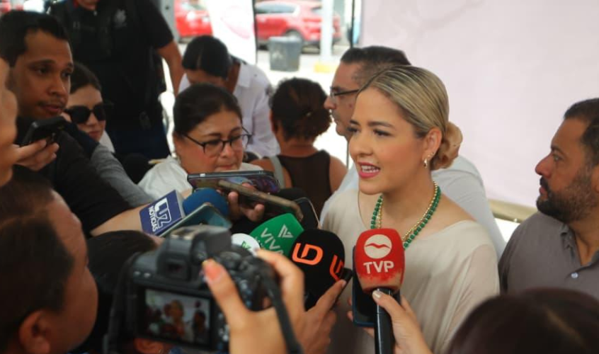 Estrella Palacios Domínguez habla con la prensa de Sinaloa
