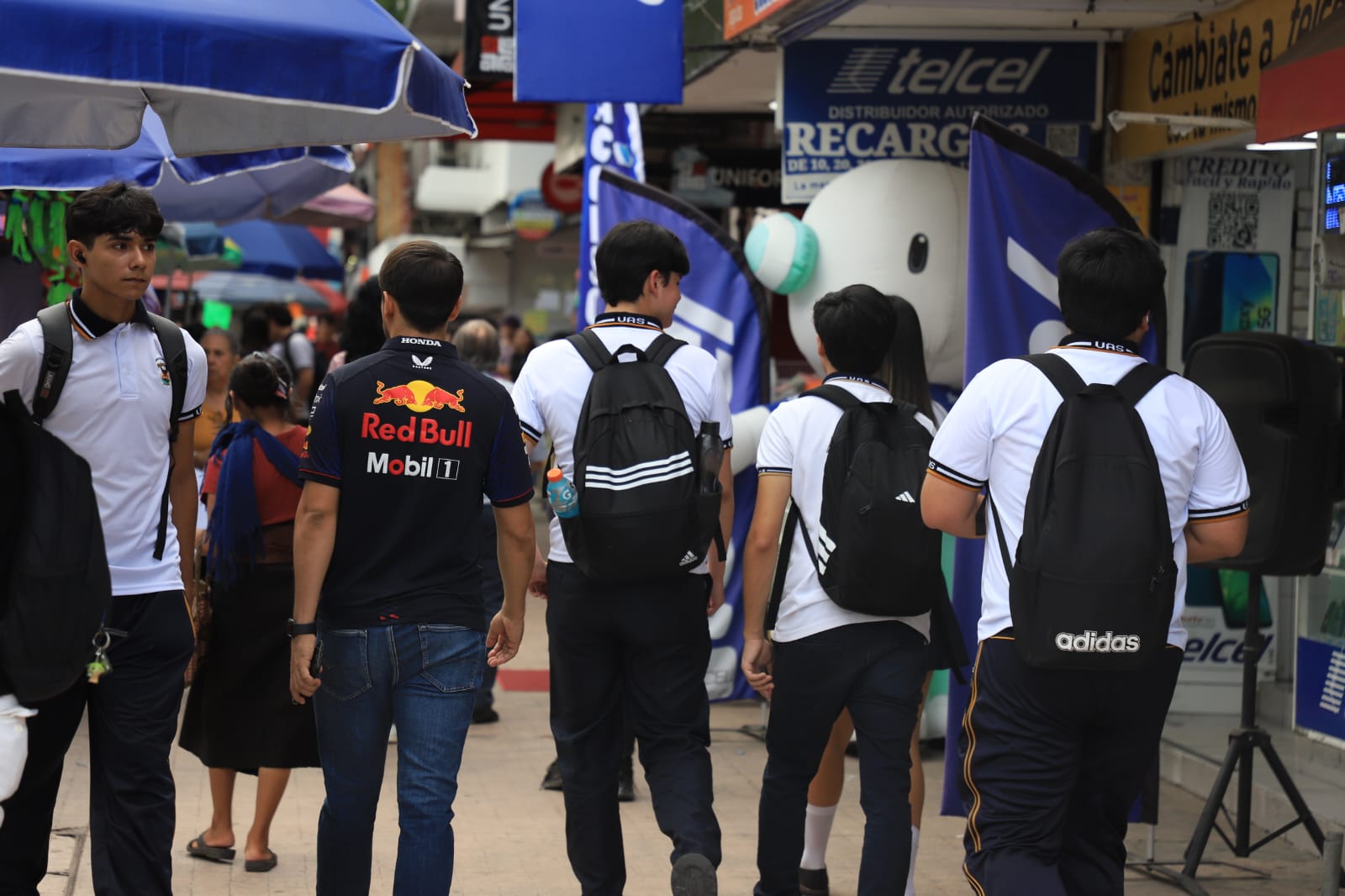 Estudiantes caminando por el centro de Culiacán.