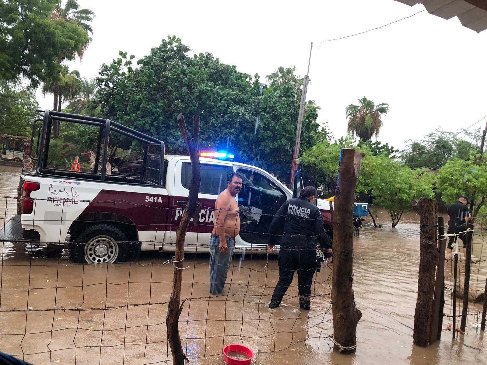 Familias evacuadas de casas inundadas en Higuera de Zaragoza, las más afectadas por lluvias en Ahome