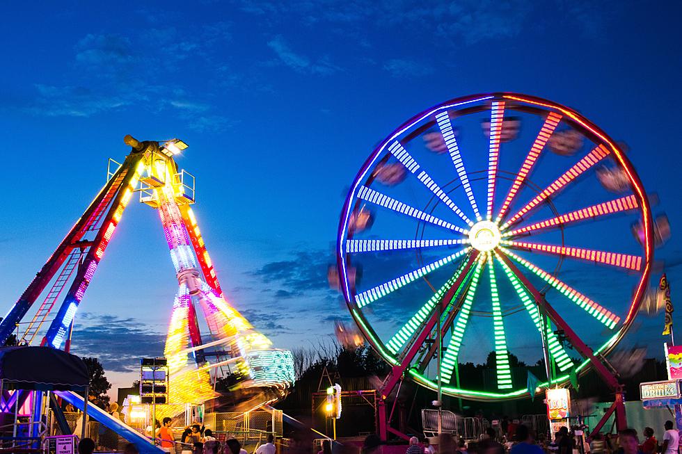 Juegos mecánicos en una feria.