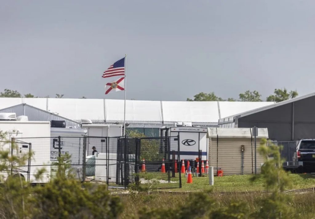 Florida estrena Deportation Depot, su nuevo centro de detención para migrantes