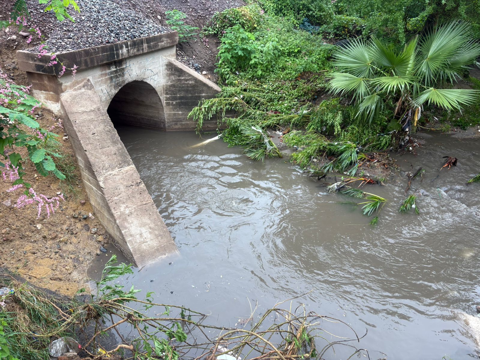 Fovissste Playa Azul se queda sin agua por creciente del arroyo Jabalíes en Mazatlán