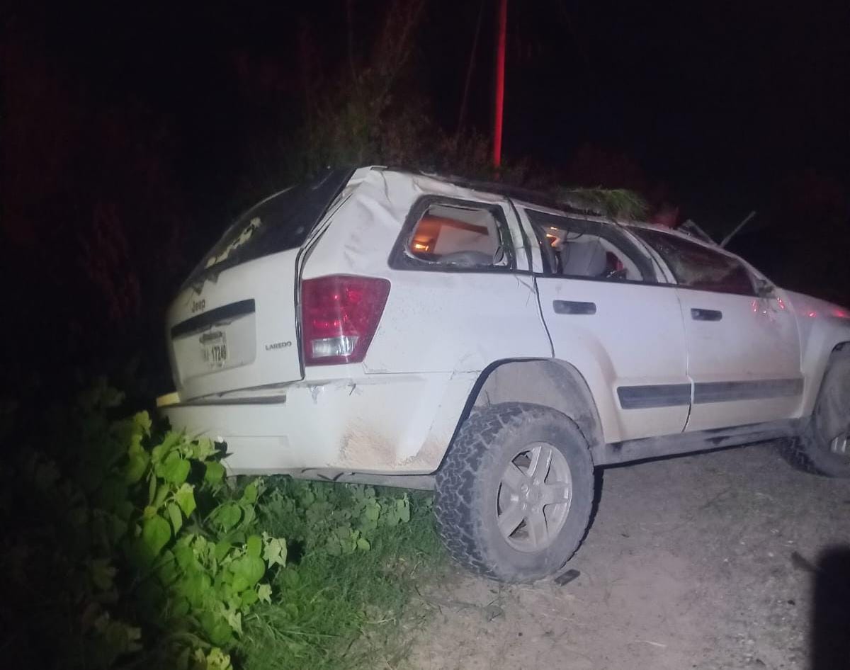 Fuerte choque y volcadura deja a conductor de vagoneta lesionado en Guasave