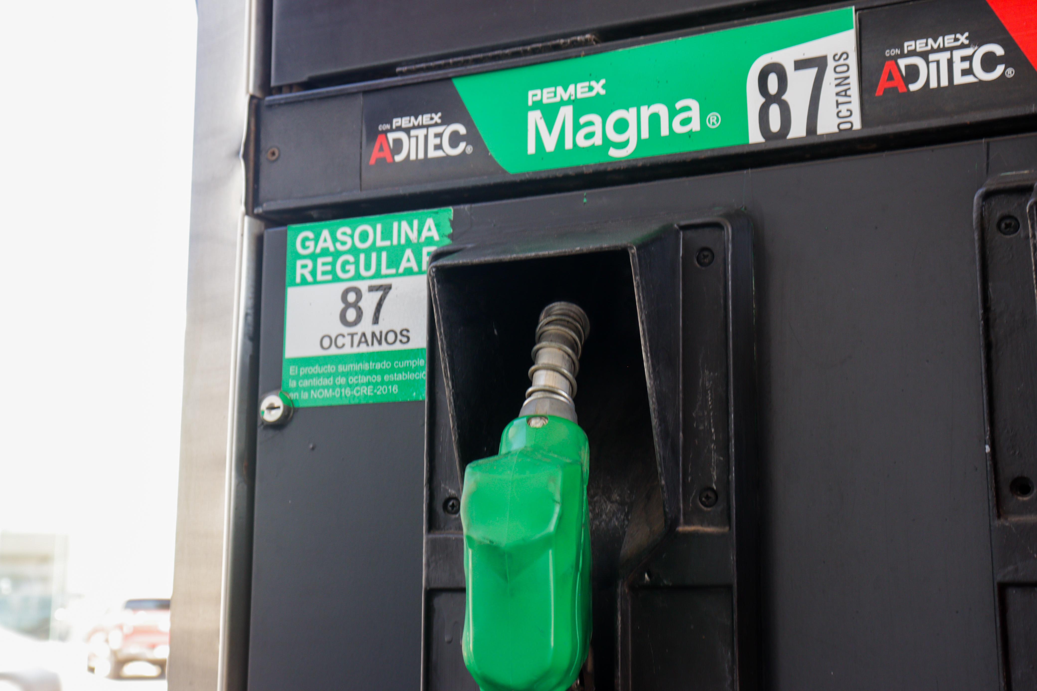 Manguera dispensadora de gasolina color verde