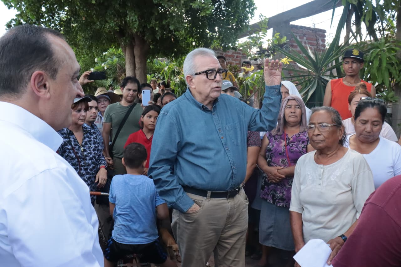 Gobernador acude a entregar apoyos a familias del Nuevo San Miguel, Ahome, afectadas por las lluvias