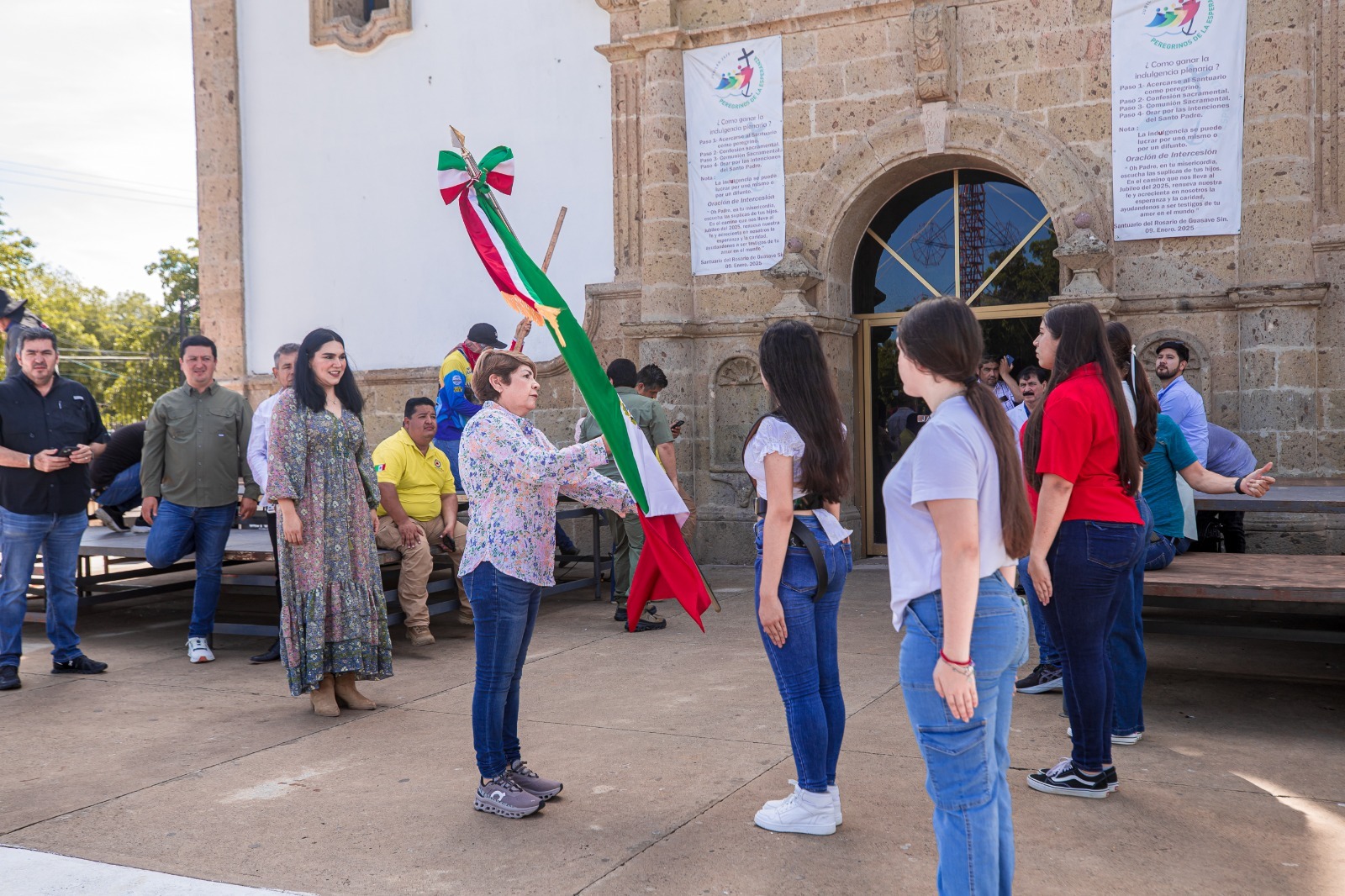 Alcaldesa Cecilia Ramírez Montoya junto a las jóvenes de la escolta.