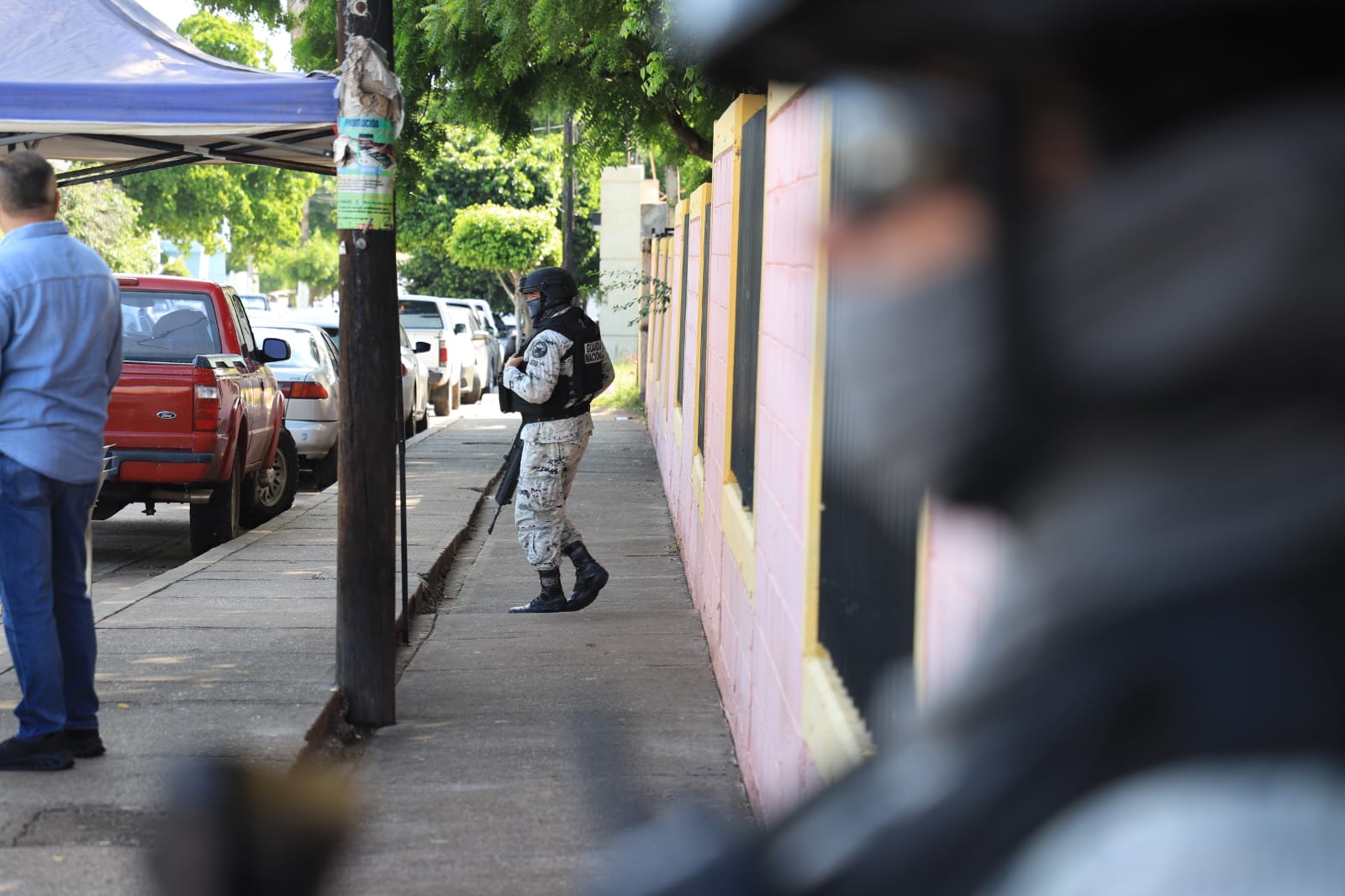 Guardia Nacional en un operativo de seguridad afuera de una escuela primaria de Culiacán.