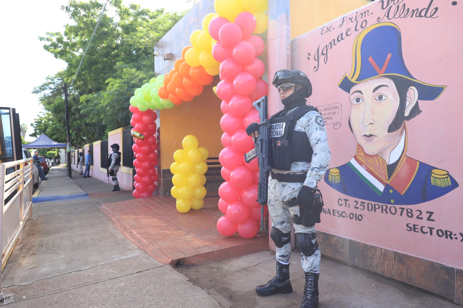 Guardia Nacional resguardando una escuela.