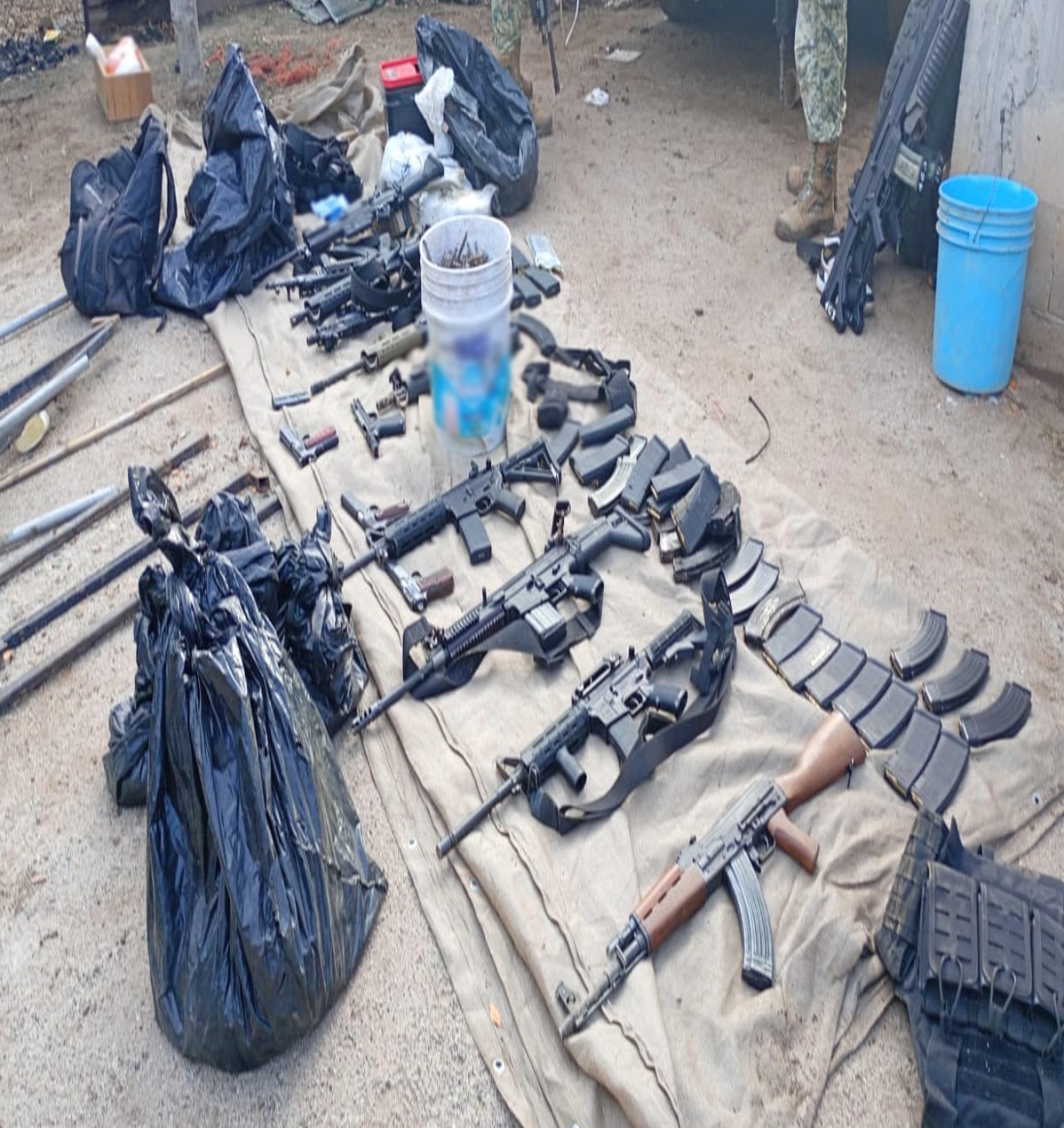 Hay un menor entre los 10 detenidos fuertemente armados en el fraccionamiento Urbivilla, Culiacán