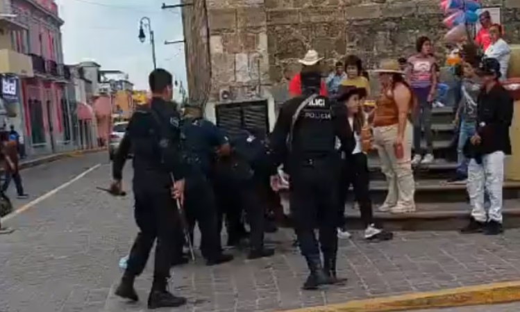 VIDEO: Hombre en presunto estado de ebriedad desarma a policía y dispara en zona turística de Jalisco