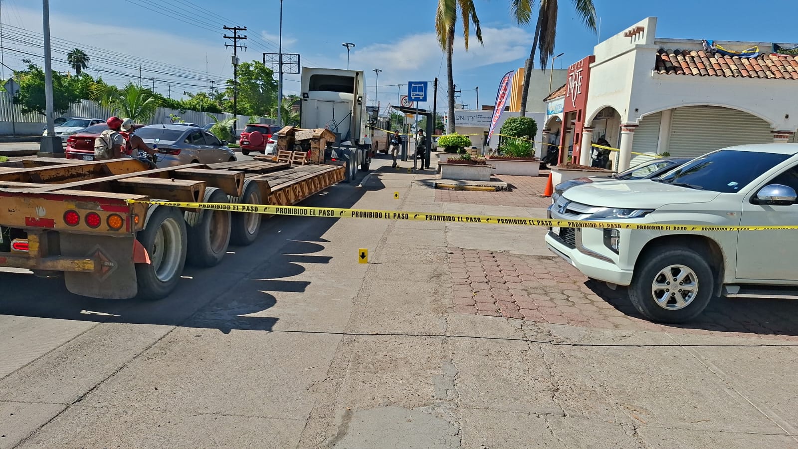 Hombres armados privan de la libertad a chofer de un tráiler en céntrica avenida de Mazatlán