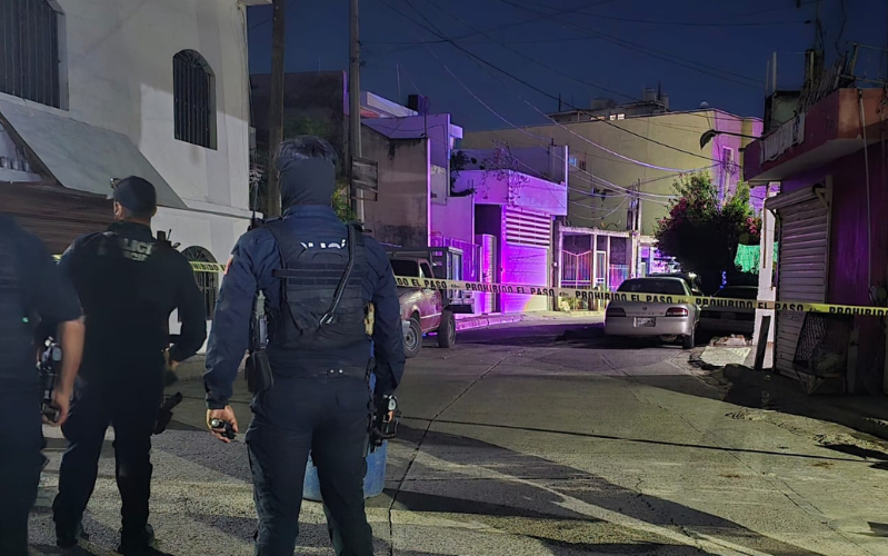 Policías Municipales acordonan el área donde se registró un homicidio en la 5 de Mayo en Culiacán
