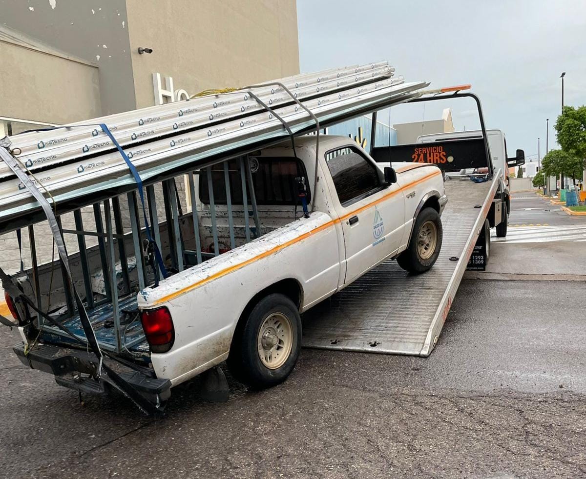 Municipales aseguran camioneta abandonada en tienda de conveniencia en Mazatlán