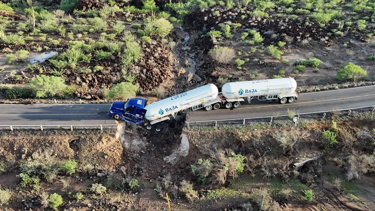 Gobernador de BCS supervisa labores en San Ignacio tras colapso carretero y pipa de gas atorada