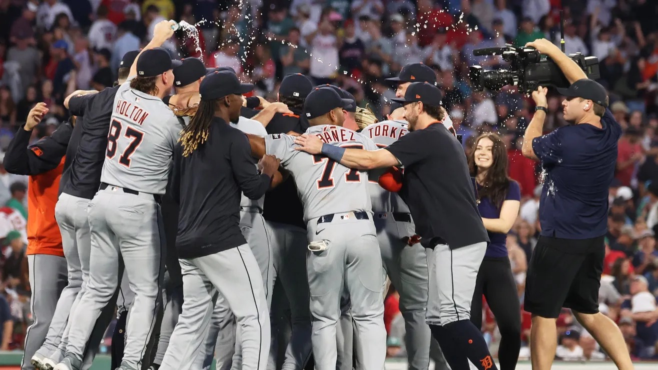Cleveland y Detroit avanzan a la postemporada en las Grandes Ligas