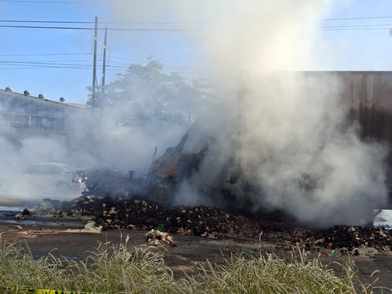 Tardan casi 12 horas en rescatar restos de chofer de tráiler incendiado