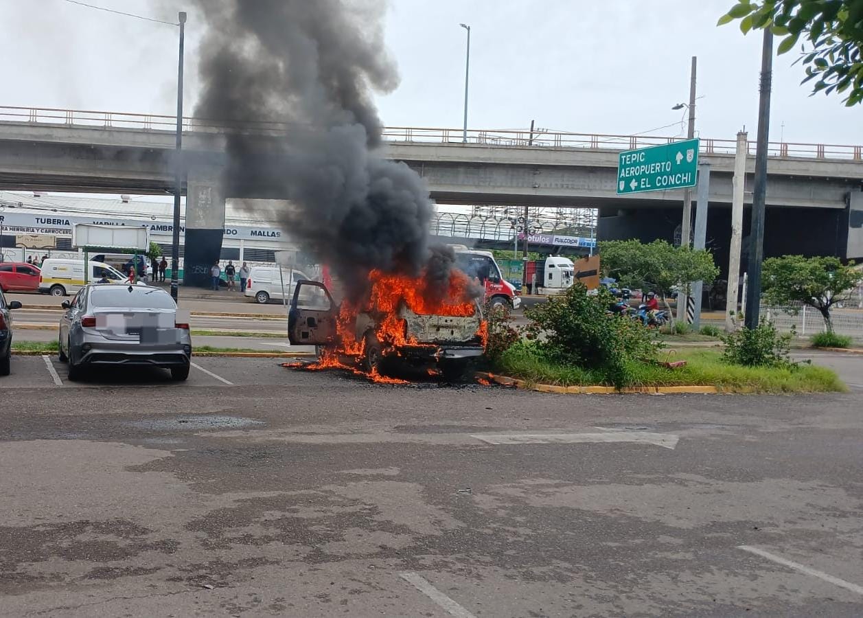 Arde en llamas camioneta estacionada en tienda comercial