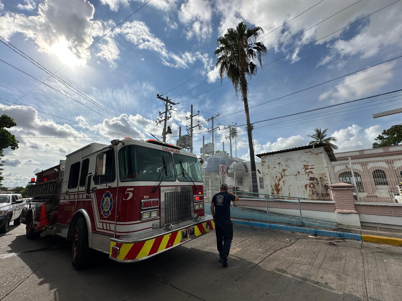 Elementos de bomberos afuera del Hospital Civil de Culiacán