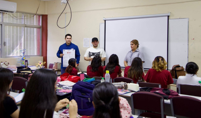 Entrega apoyos alimenticios a estudiantes de secundaria y preparatoria