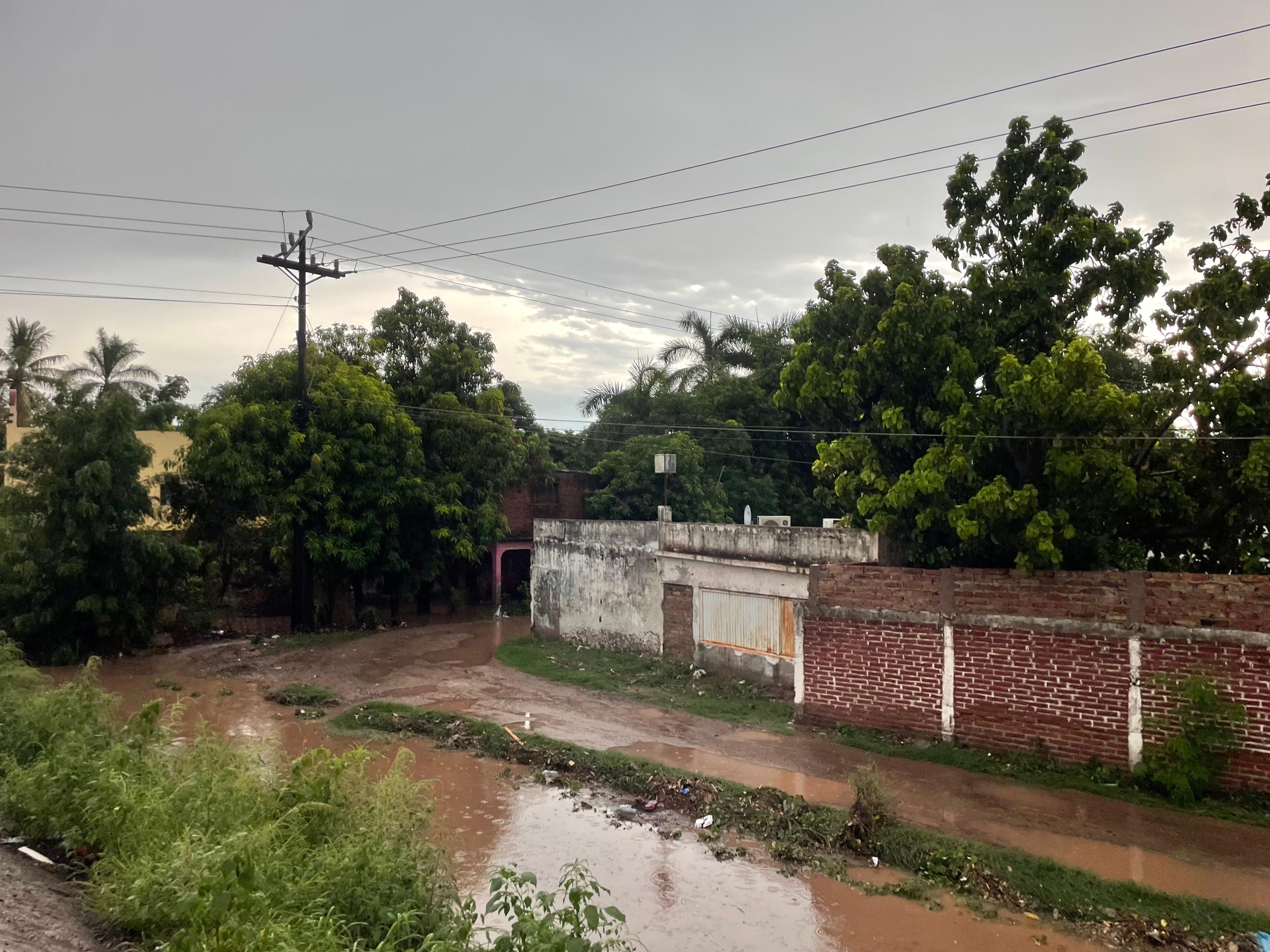 La zona de Las Carnitas en San Miguel Zapotitlán, Ahome, donde el agua se metió a sus domicilios debido a la intensa lluvia