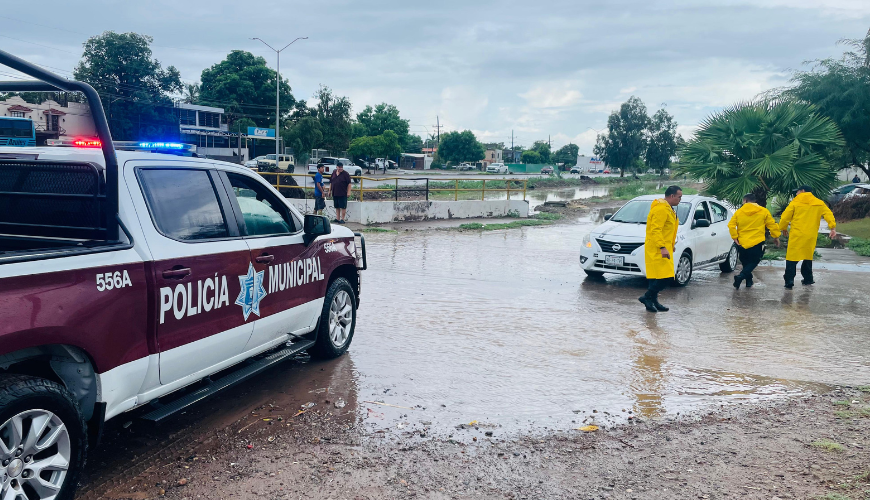 Policías de Ahome auxilian a conductores varados tras inundaciones