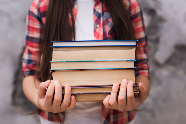 Joven sosteniendo libros.