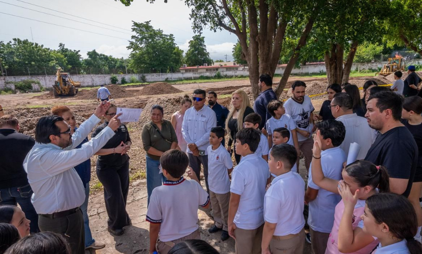 El alcalde de Culiacán, Juan de Dios Gámez Mendívil, supervisa avance de la obra de la cancha de fútbol de la Secundaria General 4