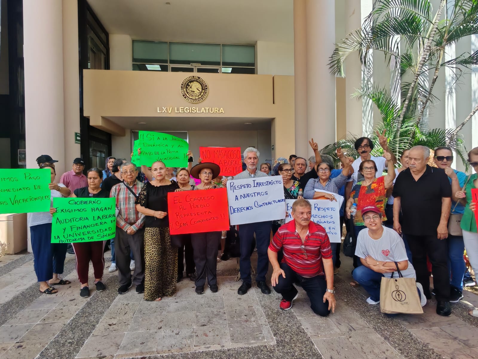 Jubilados de la UAS protestan en el Congreso
