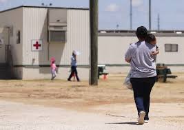 Juez federal suspende limitación de beneficios a niños migrantes impuesta por Trump