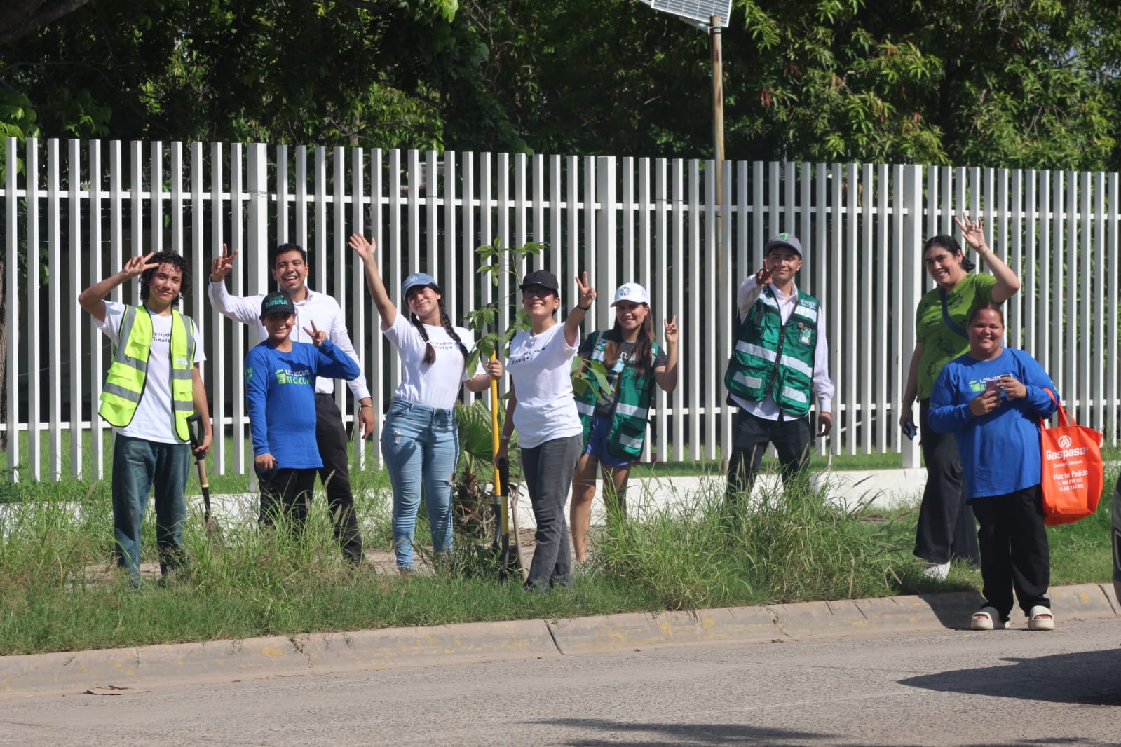 Juventud ahomense transforma 300 metros del boulevard Juan de Dios Bátiz en una zona más confortable