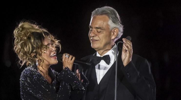 Dúo histórico: Karol G y Andrea Bocelli interpretan “Vivo por ella” en concierto del Vaticano