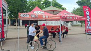 Cabina del programa Comunidades 93.7 FM de La Mera Jefa 