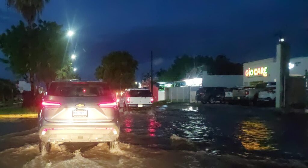 Por espacio de una hora en Ahome se generalizó una lluvia que dejo a la zona rural con problemas de energía eléctrica.
