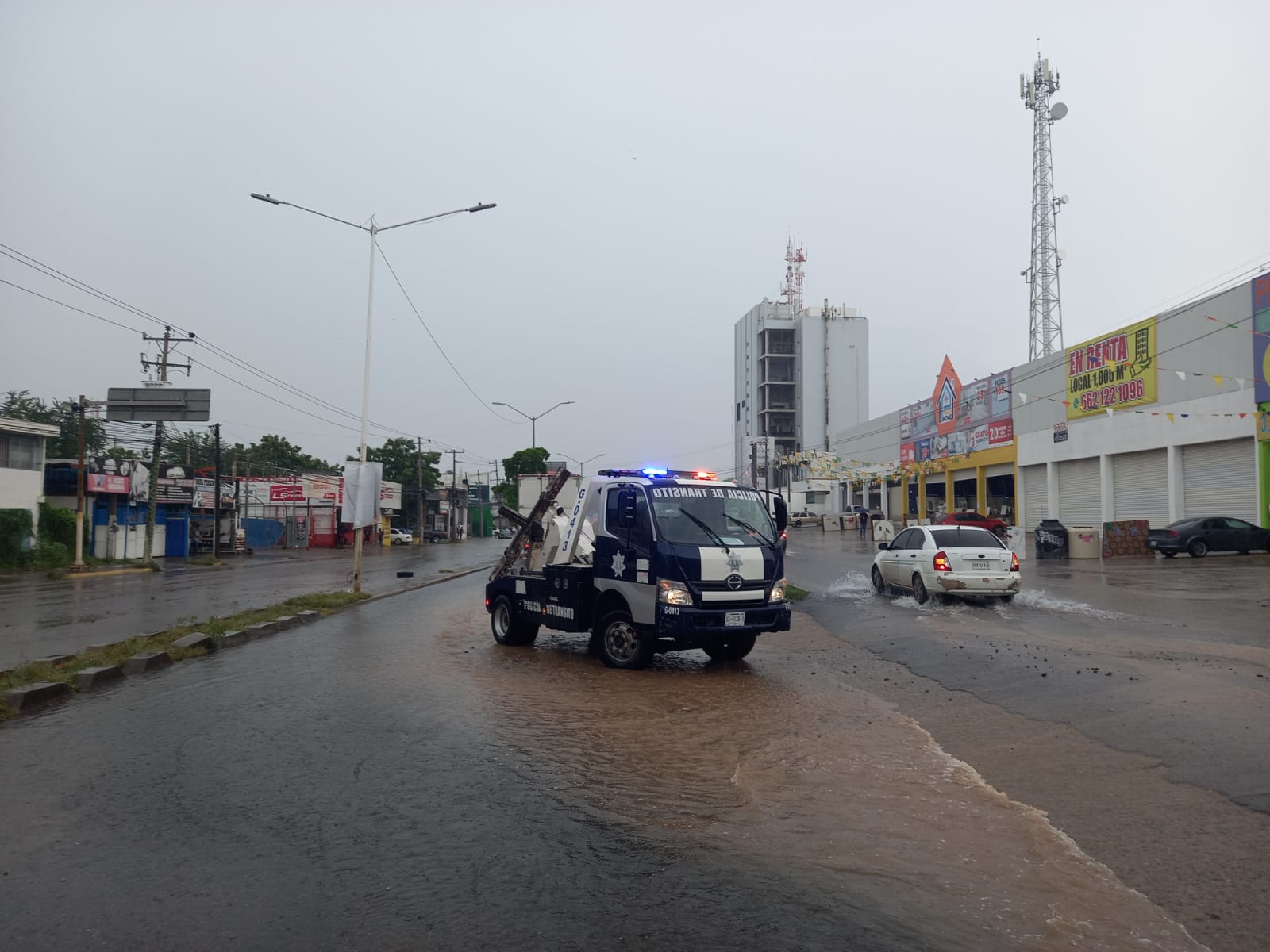 Policía de Transito operando durante la lluvia en Culiacán.