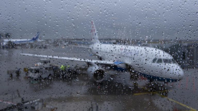 Día lluvioso en un aeropuerto.